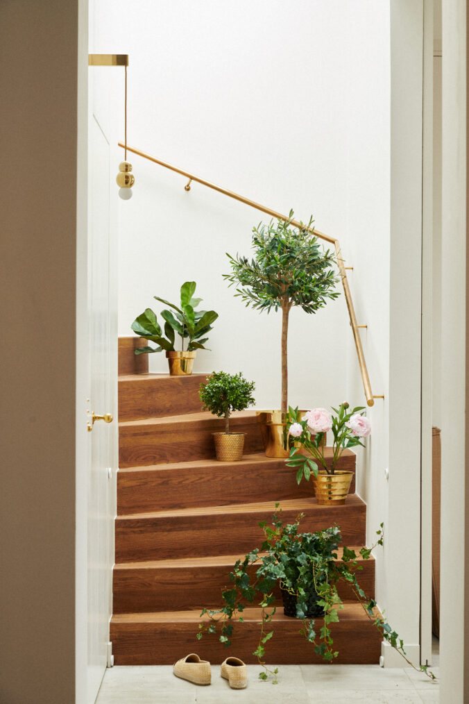 Bilden visar konstväxter som ser äkta ut och används som inredning i hemmet tillsammans med snygga tygblommor samt sidenblommor