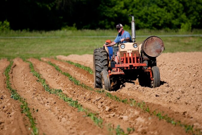 Bilden visar en veterantraktor. Behöver du trepunktslyft, slåtter, harv och snökedjor till traktor som Massey Fergusson samt ett energieffektivt elstängsel.