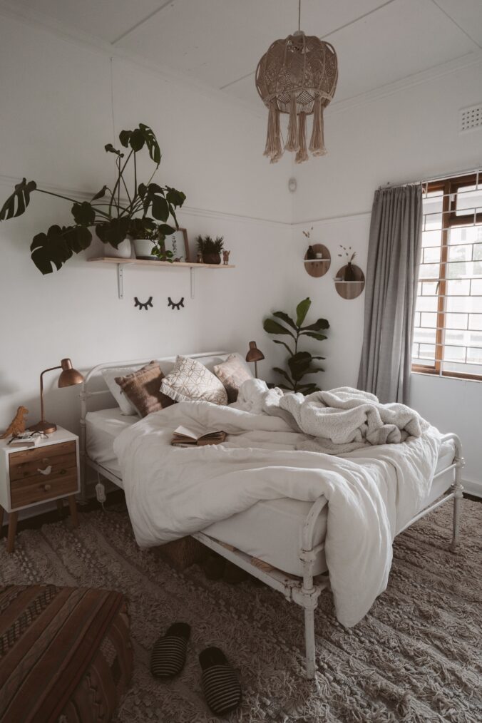 Bilden visar ett sovrum med gardiner av vackert gardintyg. Nu kan du enkelt göra om hemma med snygga linnetyger och bomullstyger till gardinkappor och gardiner.
