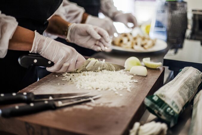 Bilden visar matlagning i ett kök. Kylskåp restaurang skapar fräscha matvaror.