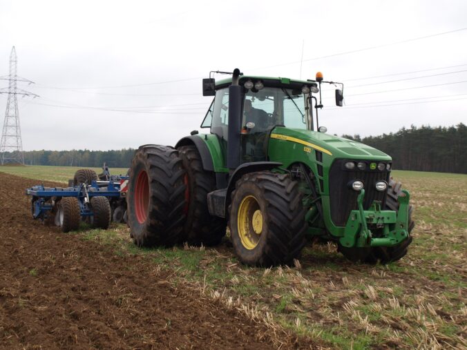 Bilden visar en traktor av typen John Deere. Filter John Deere finns som många olika varianter som oljefilter och luftfilter.