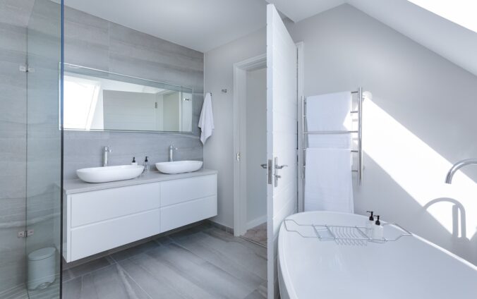 Bilden visar ett badrum med Duschvägg skjutdörr för relax och badrum.