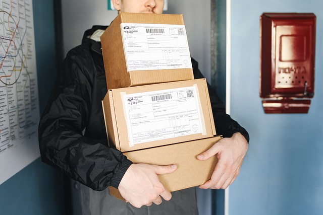 Bilden visar en person med kartonger och emballage.