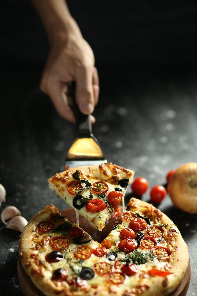 Bilden visar en pizza. Med en pizzabänk och en pizzaugn kan du skapa nya smakupplevelser för dina restauranggäster.
